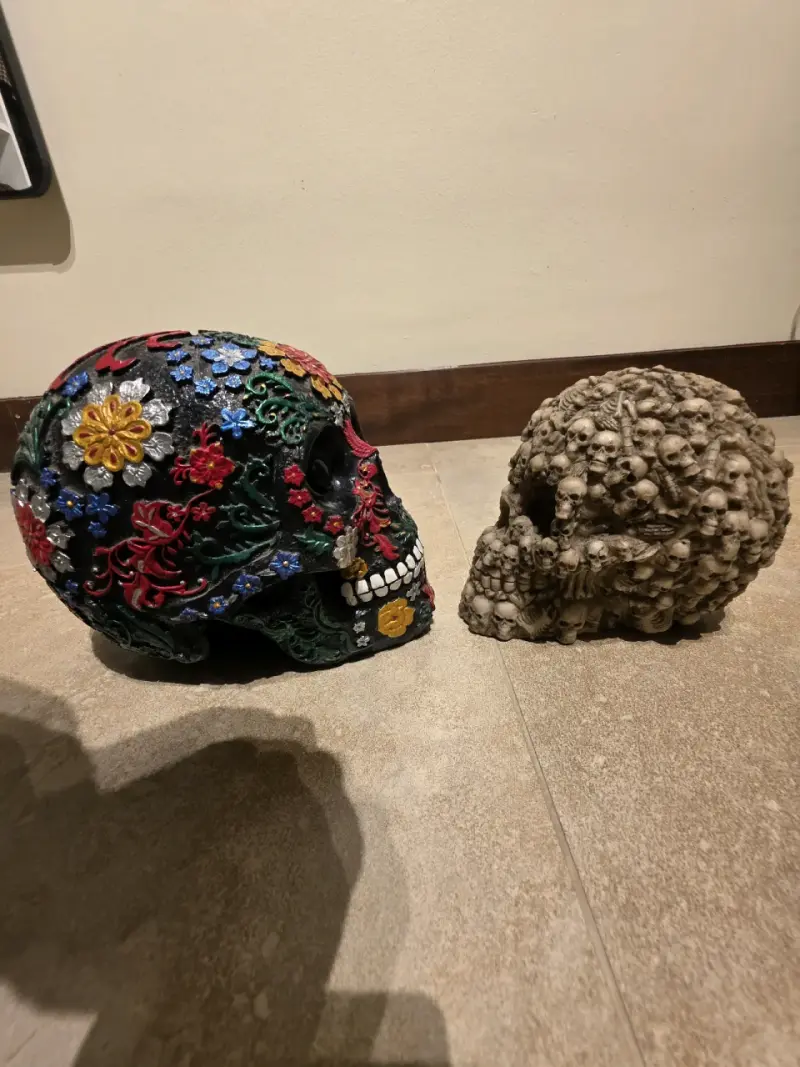 Calaveras decorativas de cerámica con diseño floral y calaveras pequeñas - 3