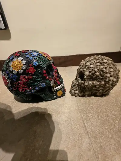 Calaveras decorativas de cerámica con diseño floral y calaveras pequeñas - miniatura 3