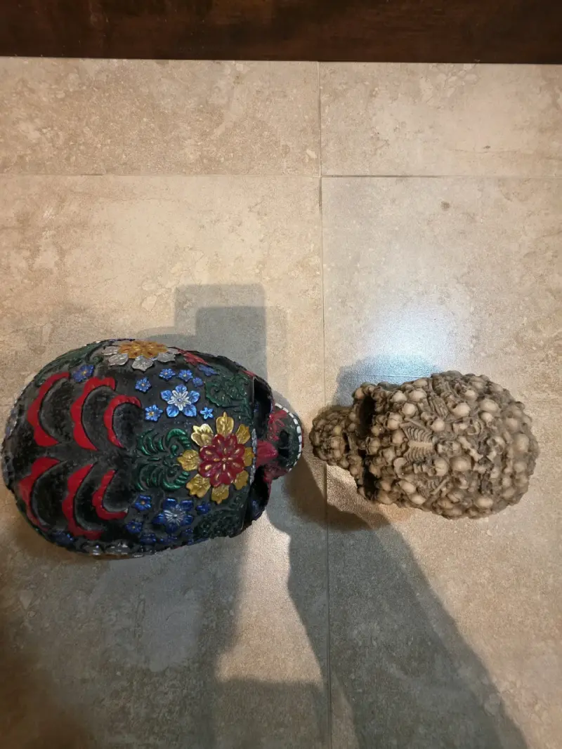 Calaveras decorativas de cerámica con diseño floral y calaveras pequeñas - 4