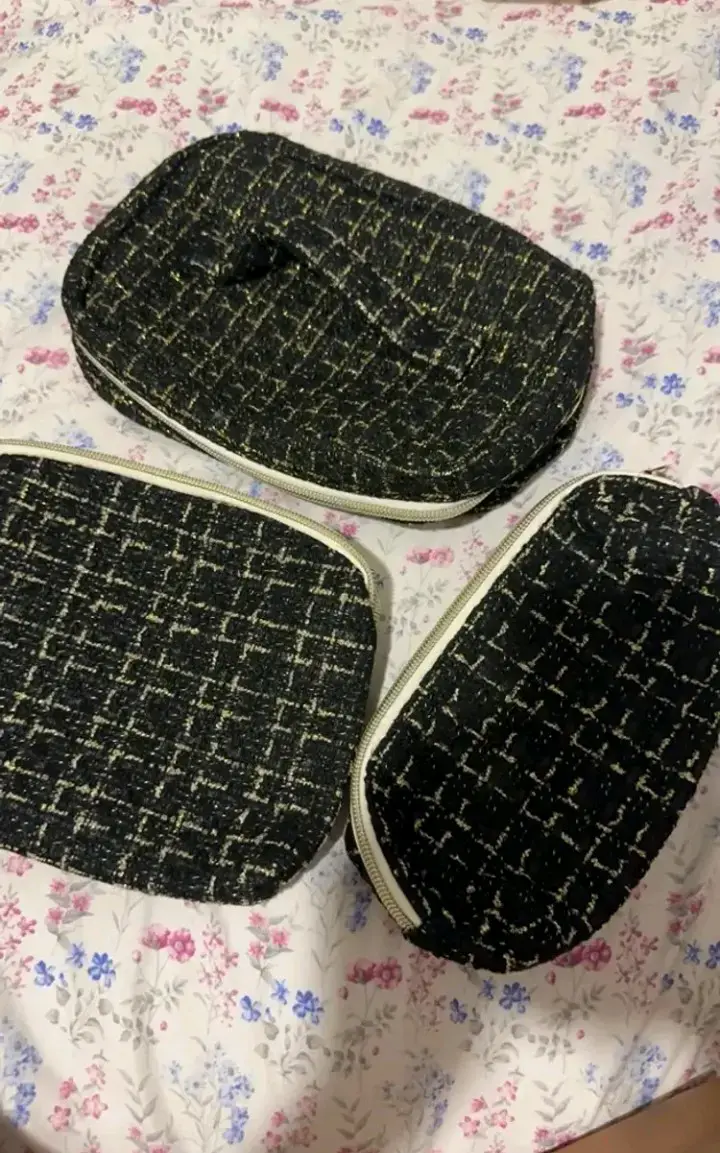 Set de neceseres de tela negra con diseño elegante - 2