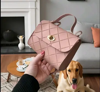 Cartera de mano rosa con diseño acolchado - miniatura 1