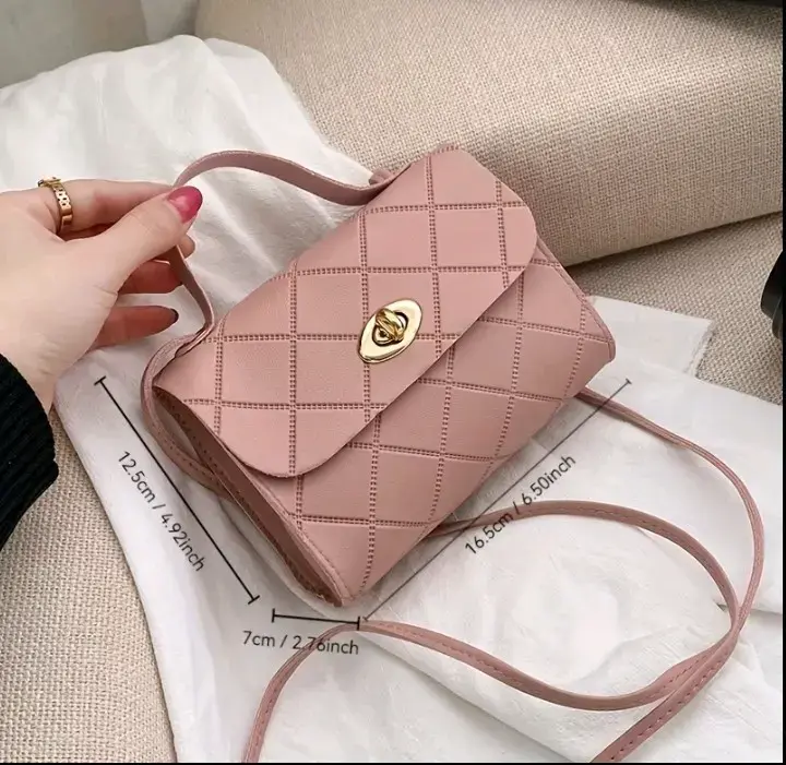 Cartera de mano rosa con diseño acolchado - 2