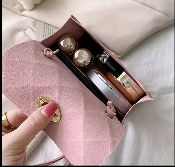 Cartera de mano rosa con diseño acolchado - 5