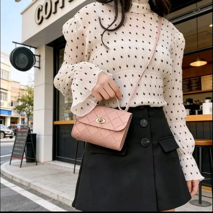 Cartera de mano rosa con diseño acolchado - 6
