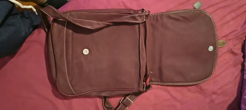 Cartera de cuero marrón con diseño floral - 1