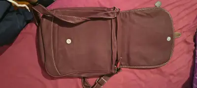 Cartera de cuero marrón con diseño floral - miniatura 1