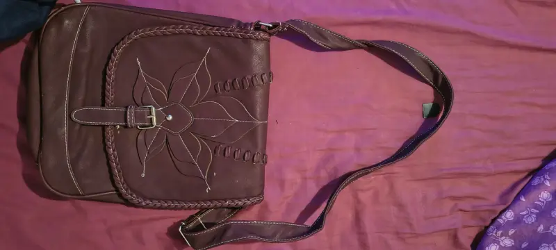 Cartera de cuero marrón con diseño floral - 2
