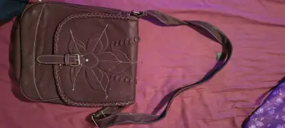Cartera de cuero marrón con diseño floral - miniatura 2