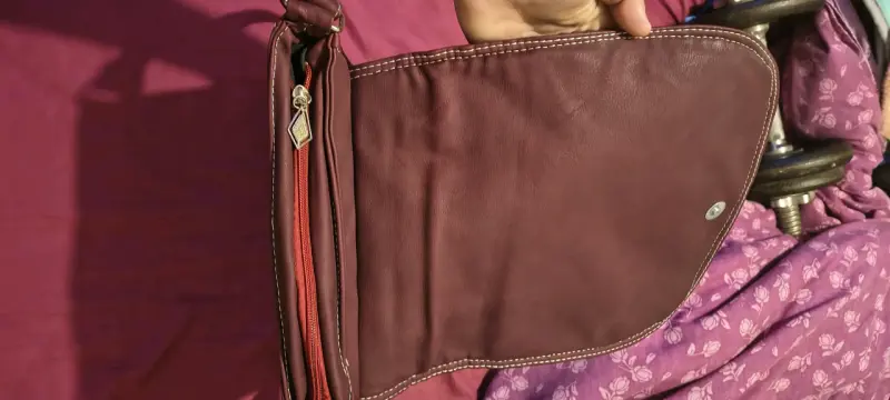 Cartera de cuero marrón con diseño floral - 3