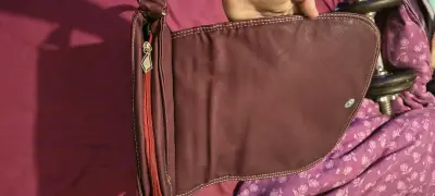 Cartera de cuero marrón con diseño floral - miniatura 3
