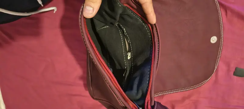 Cartera de cuero marrón con diseño floral - 4