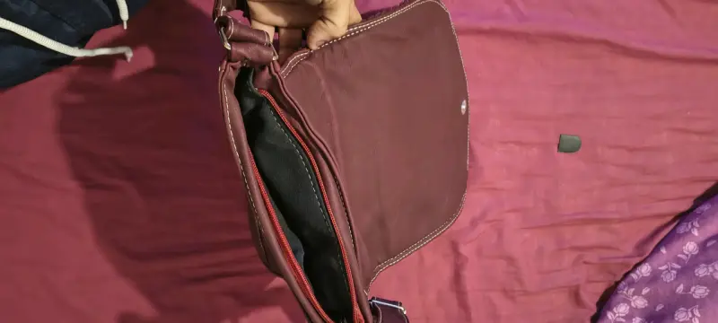 Cartera de cuero marrón con diseño floral - 5