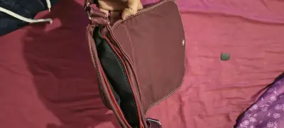 Cartera de cuero marrón con diseño floral - miniatura 5