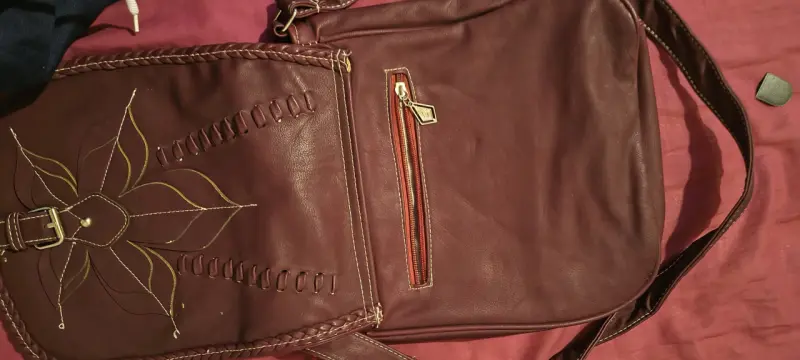 Cartera de cuero marrón con diseño floral - 6