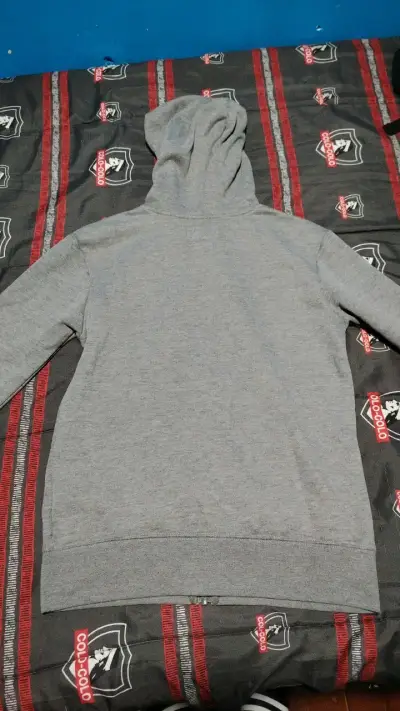 Poleron con gorro, gris ,Jordán original, poco uso - miniatura 4