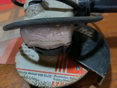 Esmeril angular Makita usado en buen estado - miniatura 1