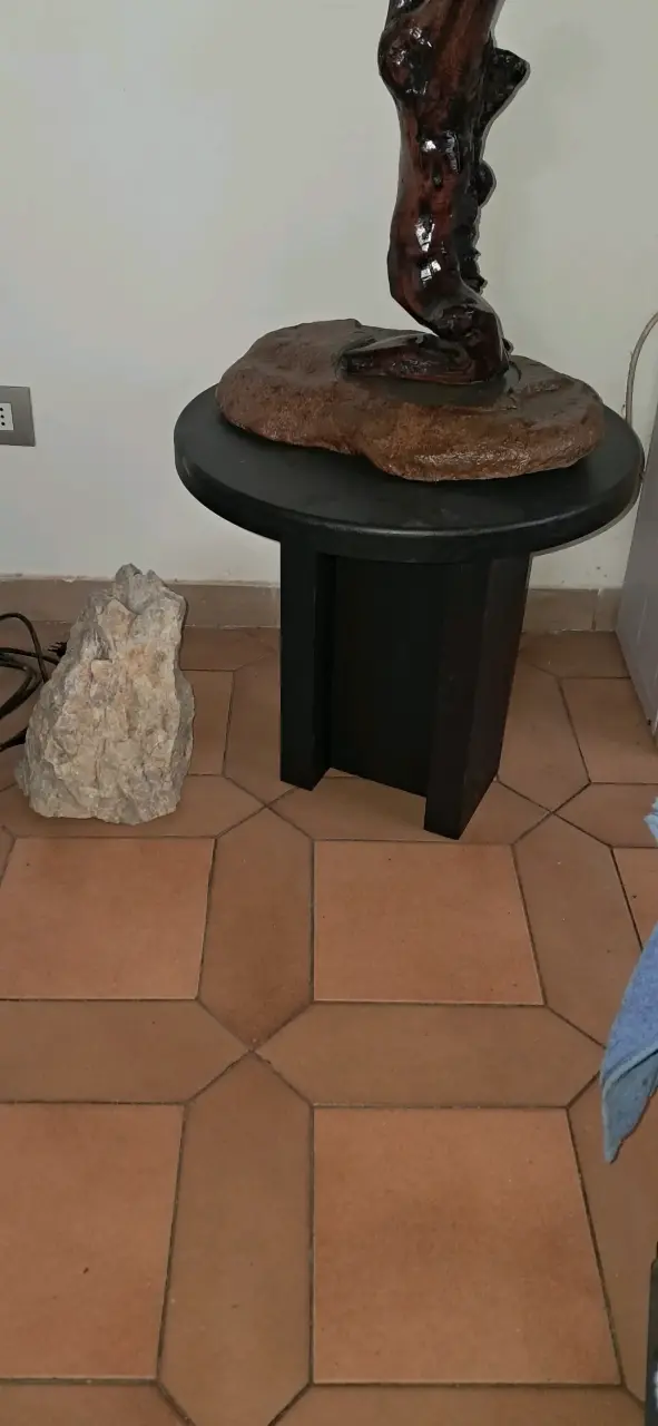 Mesa auxiliar redonda con base de madera - 1