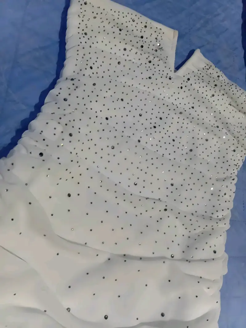 Vestido de fiesta blanco con lentejuelas - 1