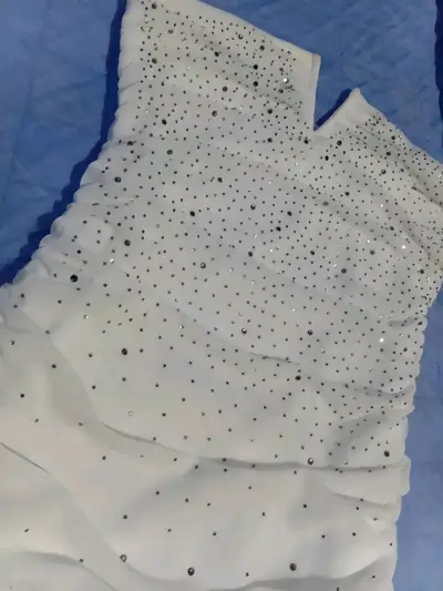 Vestido de fiesta blanco con lentejuelas - miniatura 1