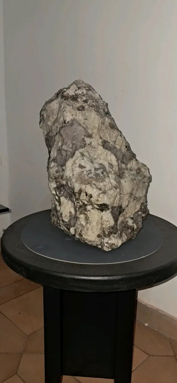 Roca decorativa de cuarzo y minerales - 1