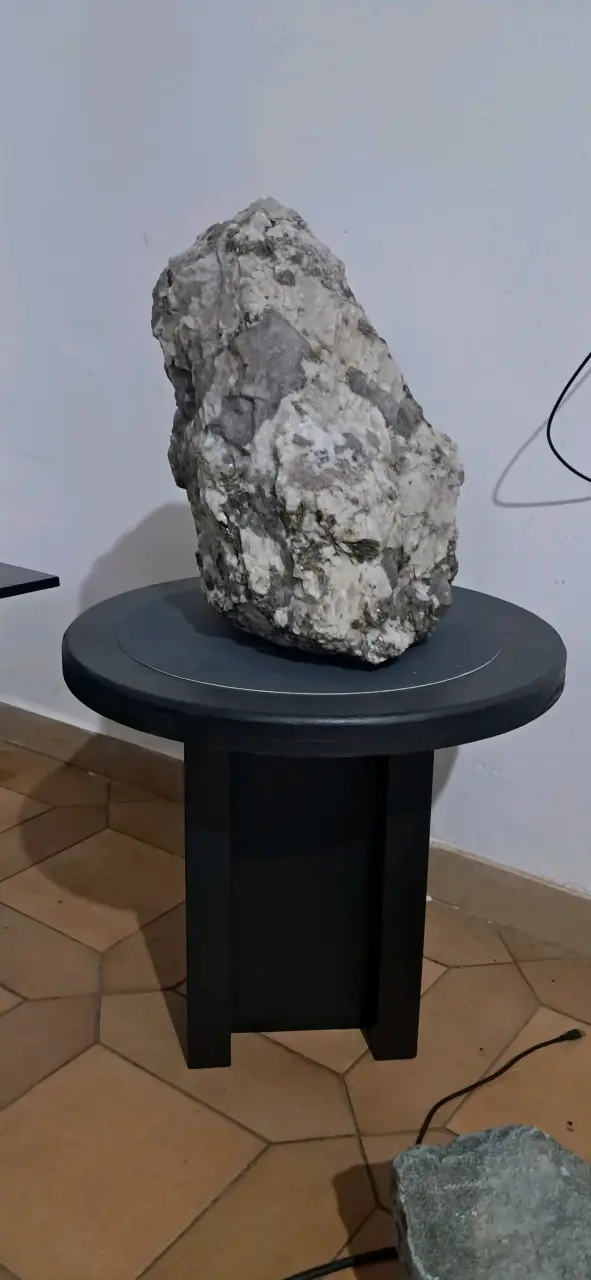 Roca decorativa de cuarzo y minerales - 2