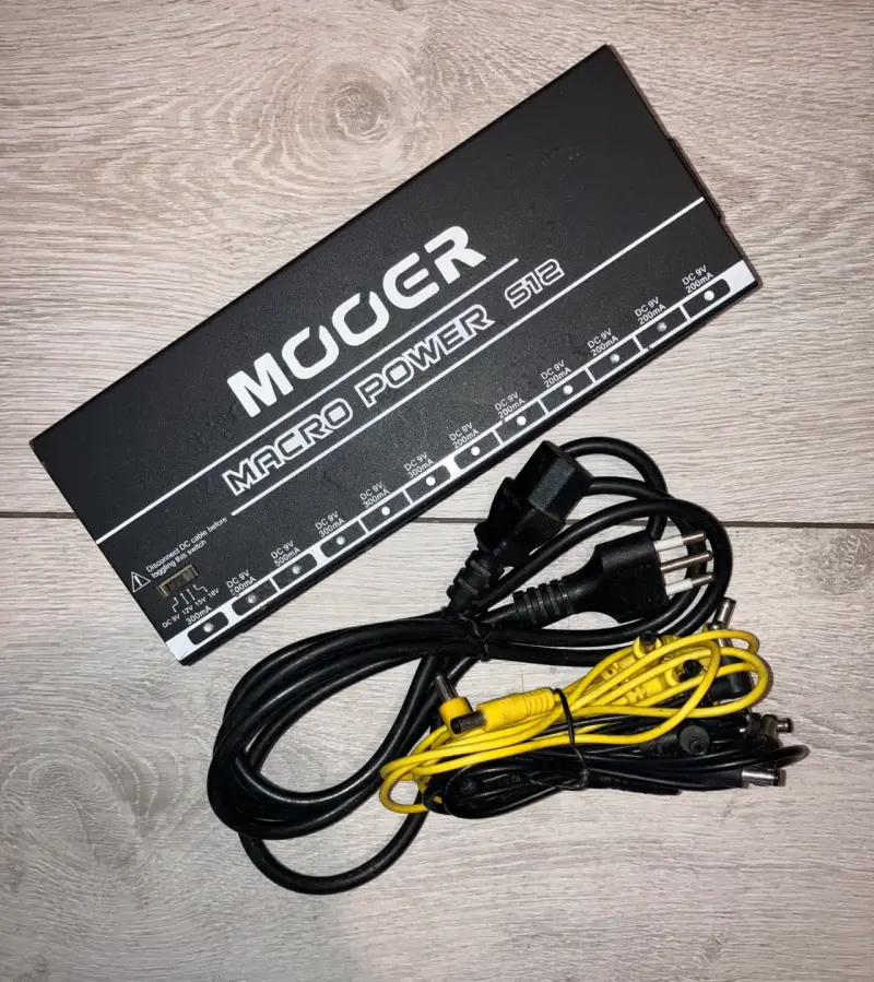 Fuente de poder Mooer Macro Power S12 para pedales - 1
