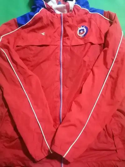 Chaqueta Roja de la Selección Chilena con Capucha - miniatura 1