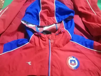 Chaqueta Roja de la Selección Chilena con Capucha - miniatura 2
