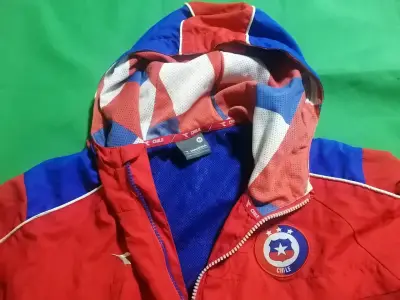 Chaqueta Roja de la Selección Chilena con Capucha - miniatura 3