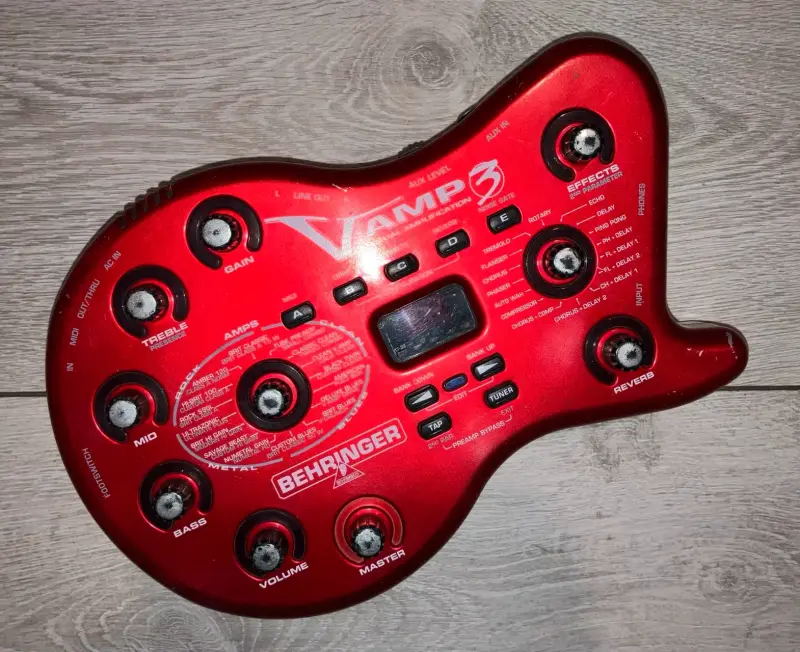 Pedal de efectos Behringer V-Amp 3 y Epiphone Dis - 2