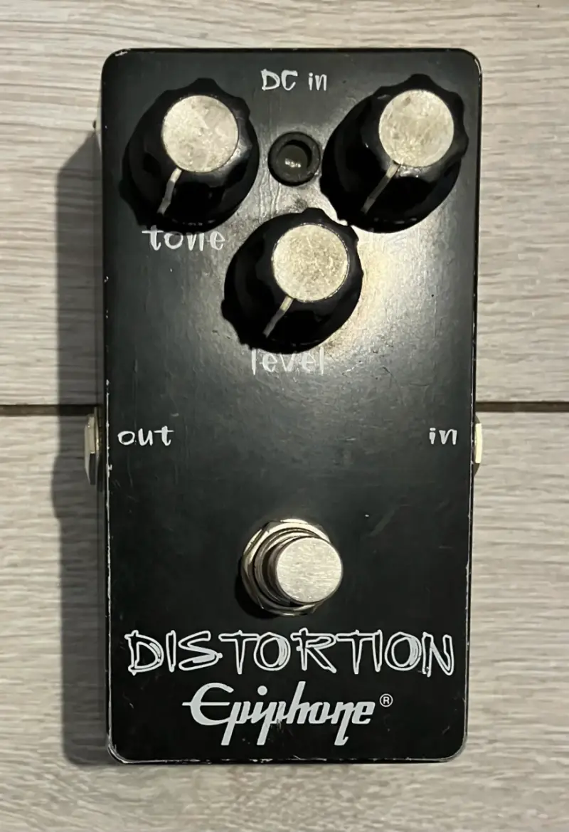 Pedal de efectos Behringer V-Amp 3 y Epiphone Dis - 3