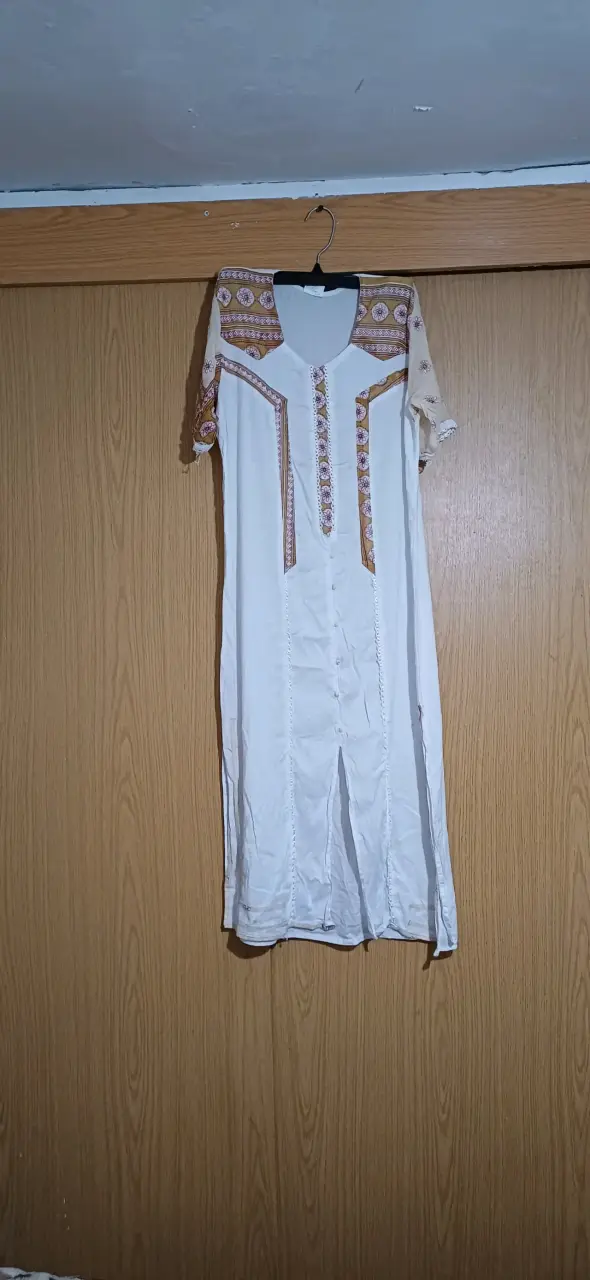 Vestido blanco con bordado floral - 1