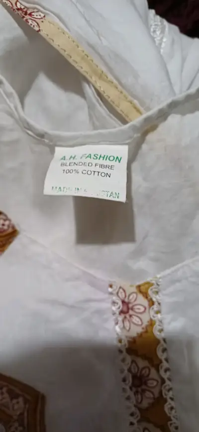 Vestido blanco con bordado floral - miniatura 3