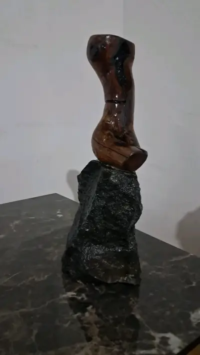 Escultura de madera boldo sobre base de granito - miniatura 1