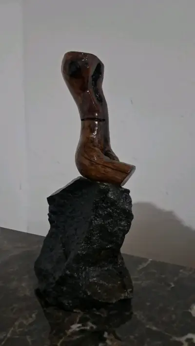 Escultura de madera boldo sobre base de granito - miniatura 2