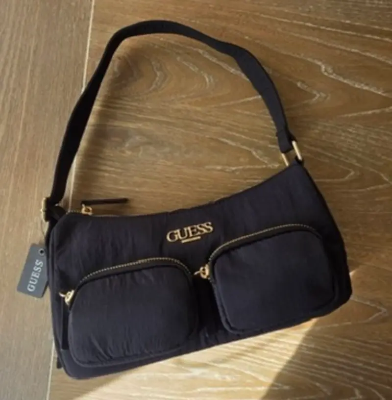 Bolso de hombro negro Guess con bolsillos