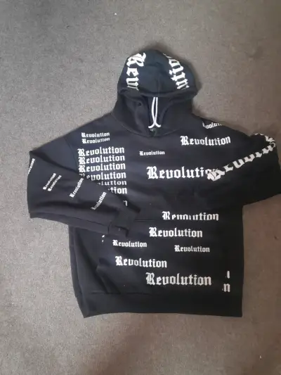 Polerón con capucha negro estampado Revolution - miniatura 1