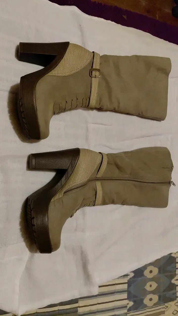 Botas de tacón alto beige con cierre lateral - 1