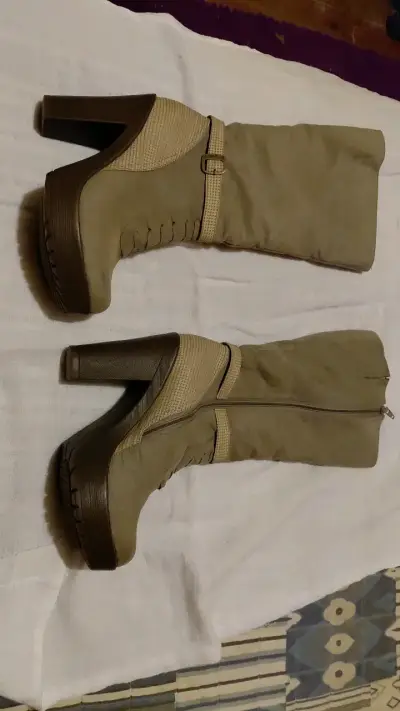 Botas de tacón alto beige con cierre lateral - miniatura 1