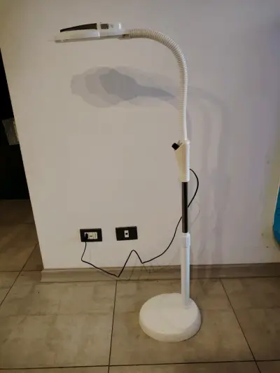 Lámpara de pie con lupa y luz LED ajustable - miniatura 1