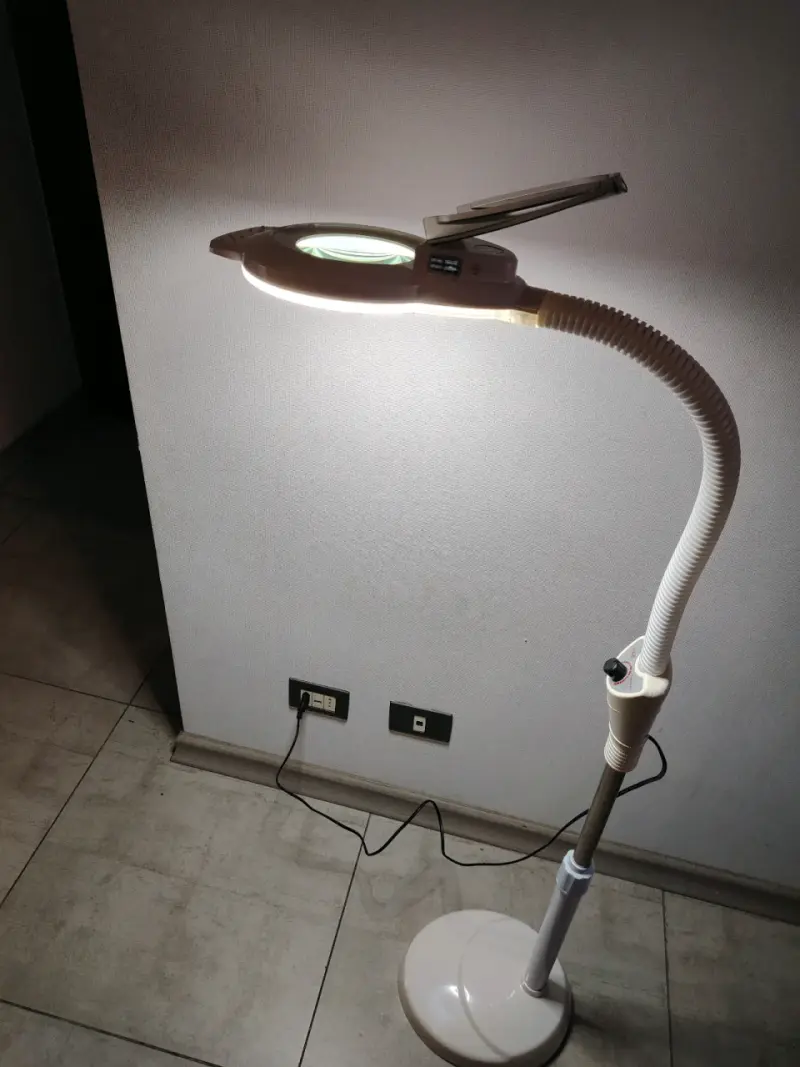 Lámpara de pie con lupa y luz LED ajustable - 2