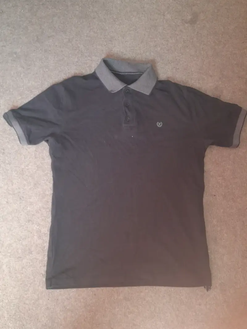 Polera Polo Negra con Cuello Gris - 1