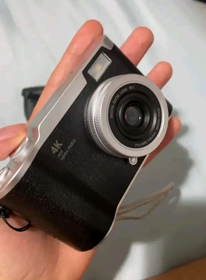 Cámara digital 4K con pantalla abatible - 3