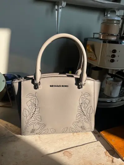 Bolso Michael Kors gris con detalles decorativos - miniatura 1