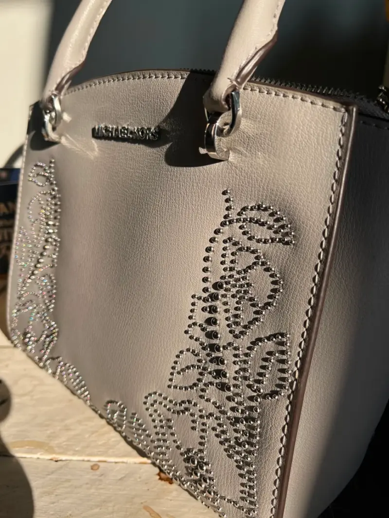 Bolso Michael Kors gris con detalles decorativos - 2