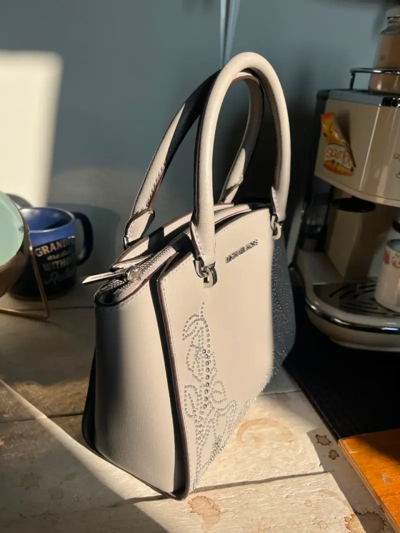 Bolso Michael Kors gris con detalles decorativos - 3