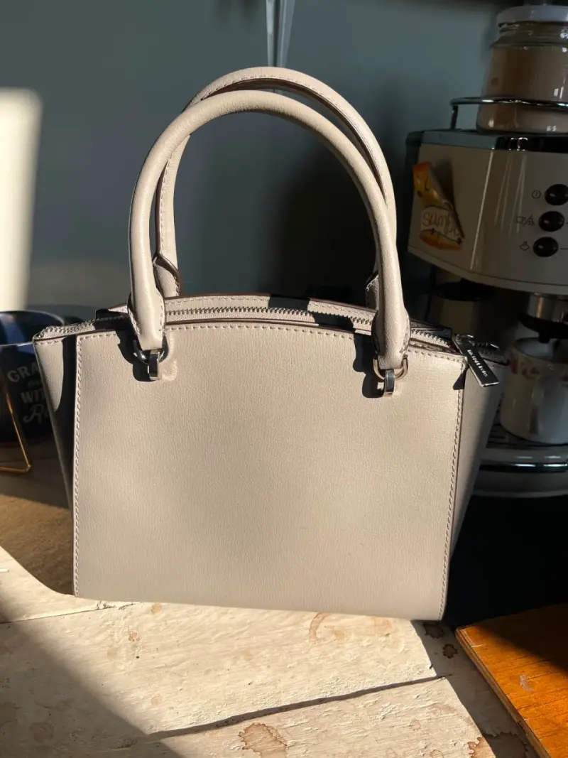 Bolso Michael Kors gris con detalles decorativos - 4