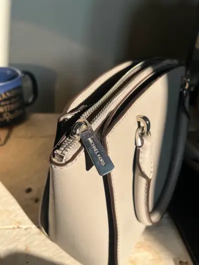 Bolso Michael Kors gris con detalles decorativos - miniatura 5