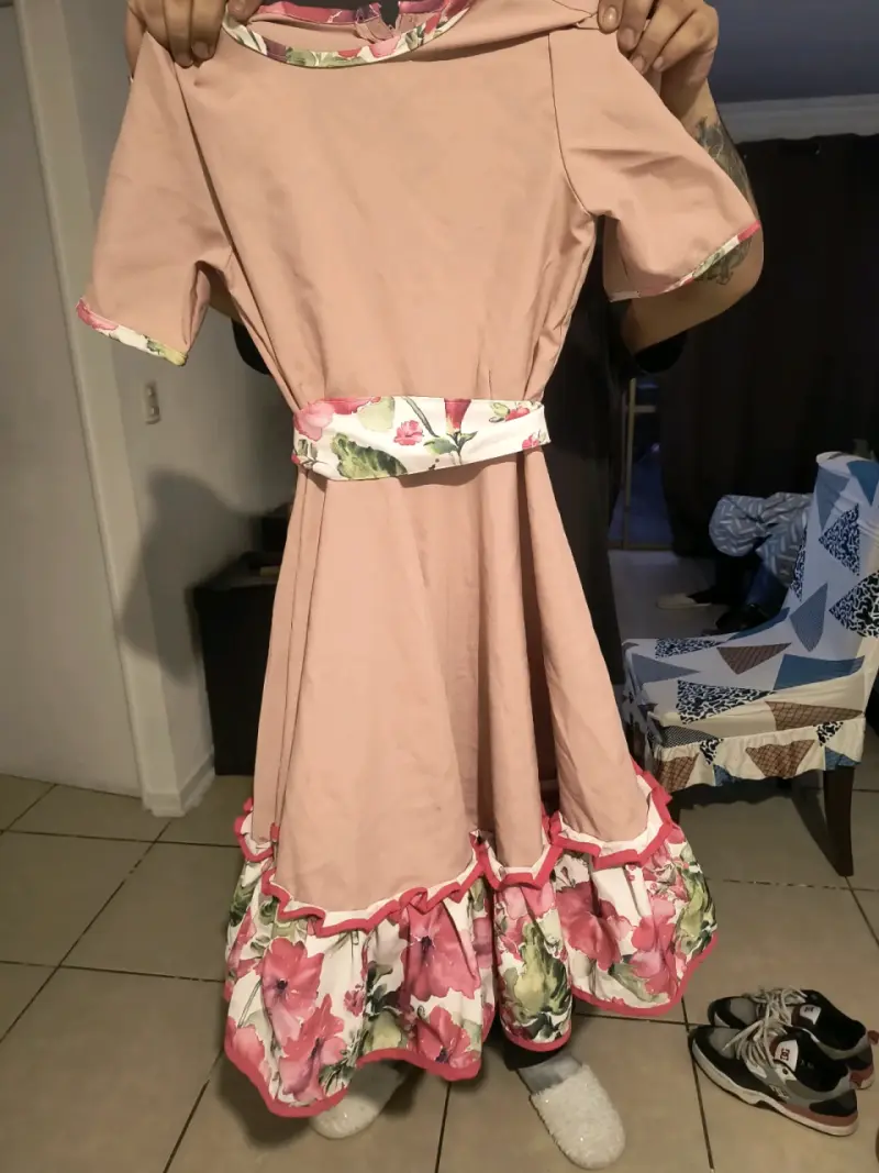 Vestido rosa con detalles florales para mujer - 1