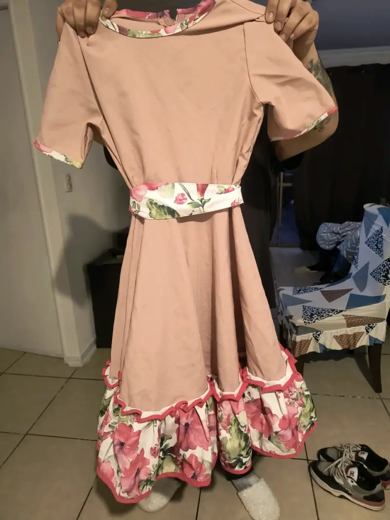 Vestido rosa con detalles florales para mujer - 2